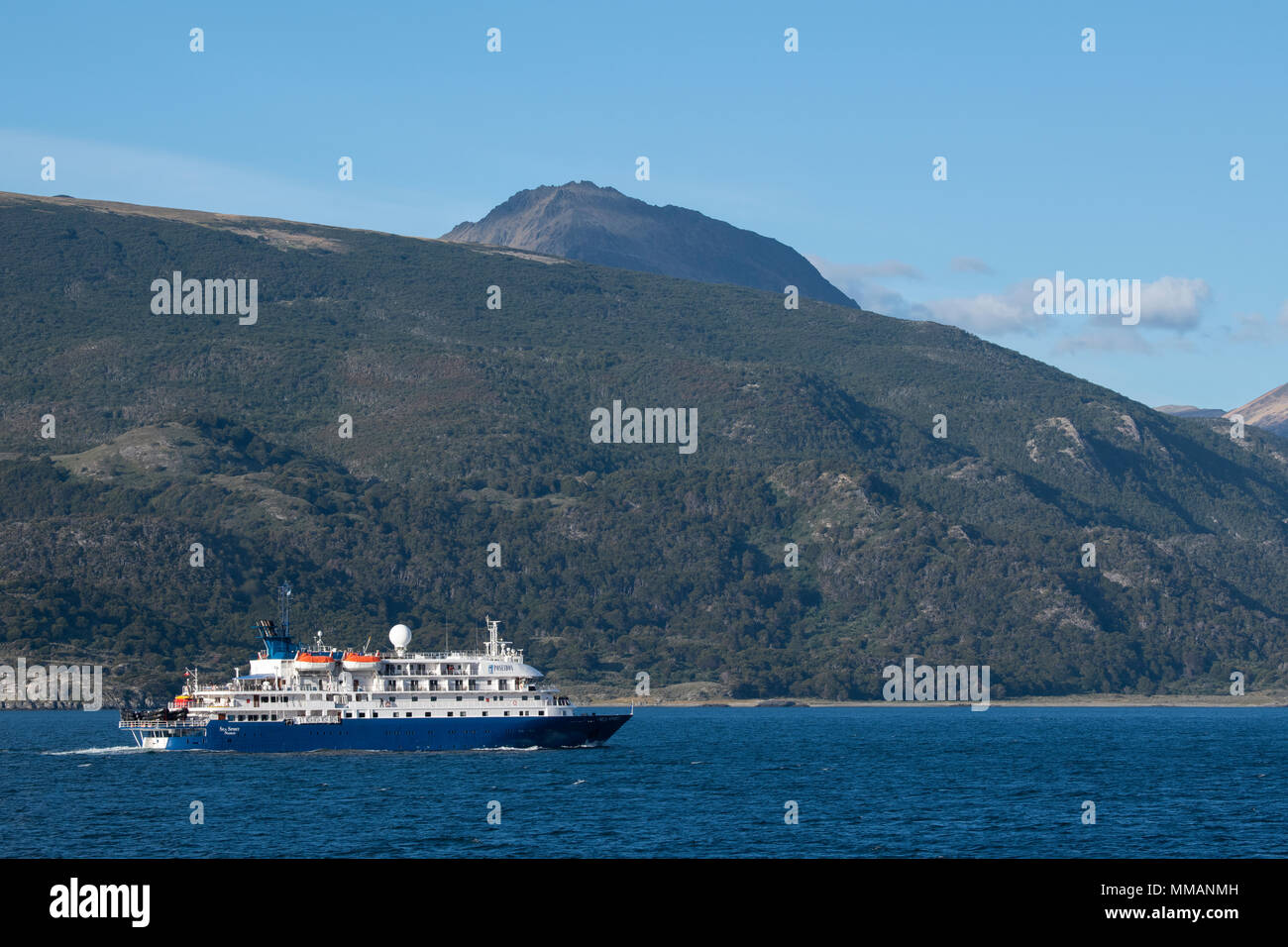 Sud America, il Canale di Beagle, 150 miglio lungo vie navigabili di agire come il confine tra Cile e Argentina in Tierra del Fuego arcipelago. Visualizzare betwee Foto Stock