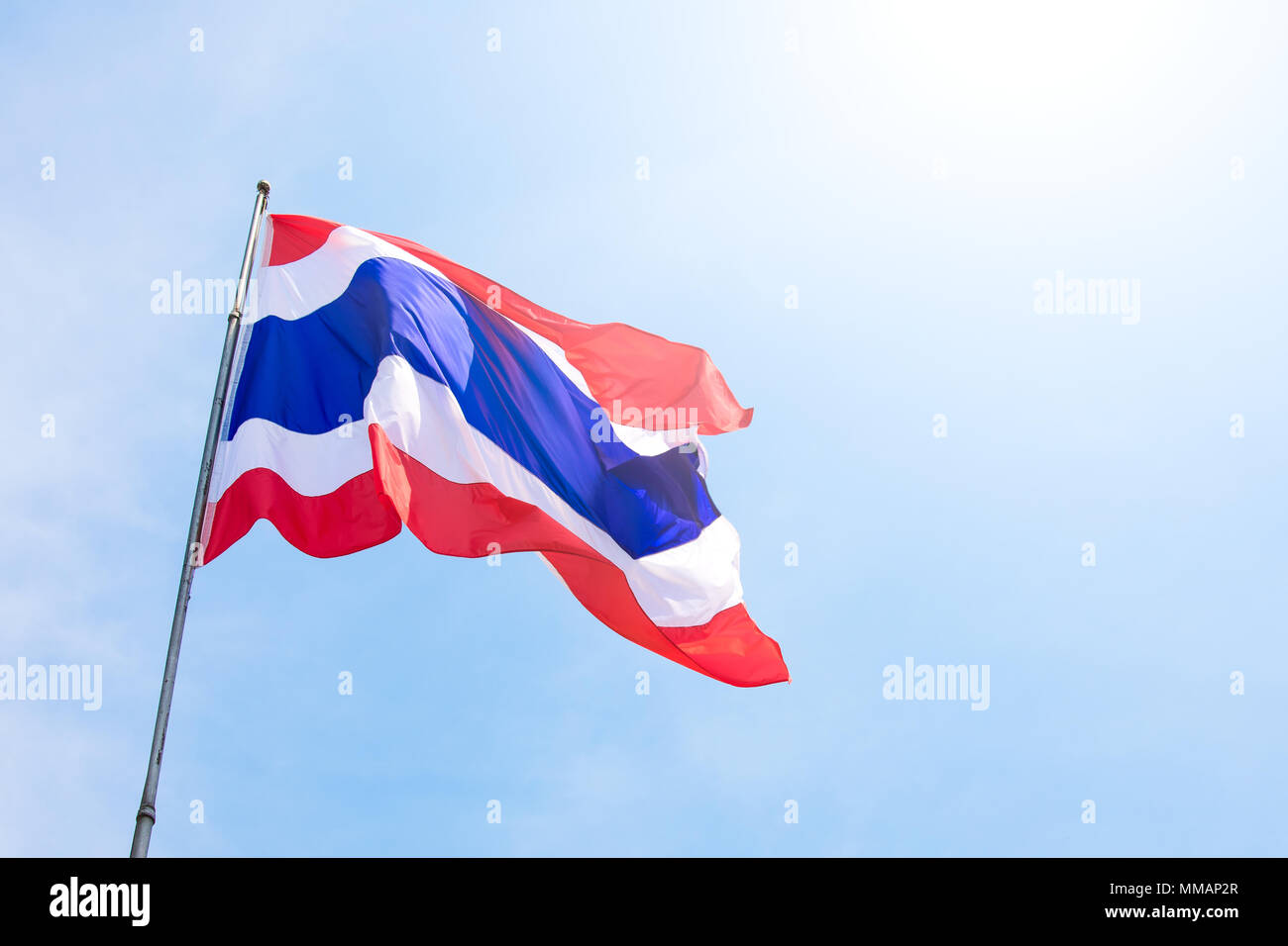 Thailandia bandiera nazionale battenti sotto il cielo blu a giornata di sole Foto Stock