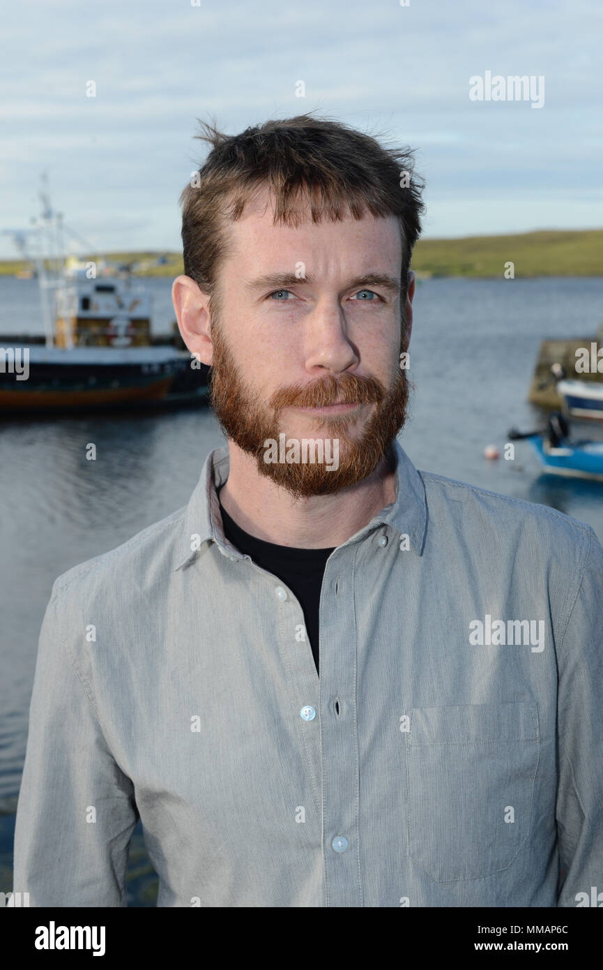 Malachy Tallack autore e scrittore in Shetland per un suo libro lancia Foto Stock