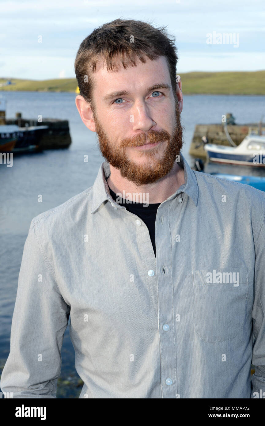 Malachy Tallack autore e scrittore in Shetland per un suo libro lancia Foto Stock