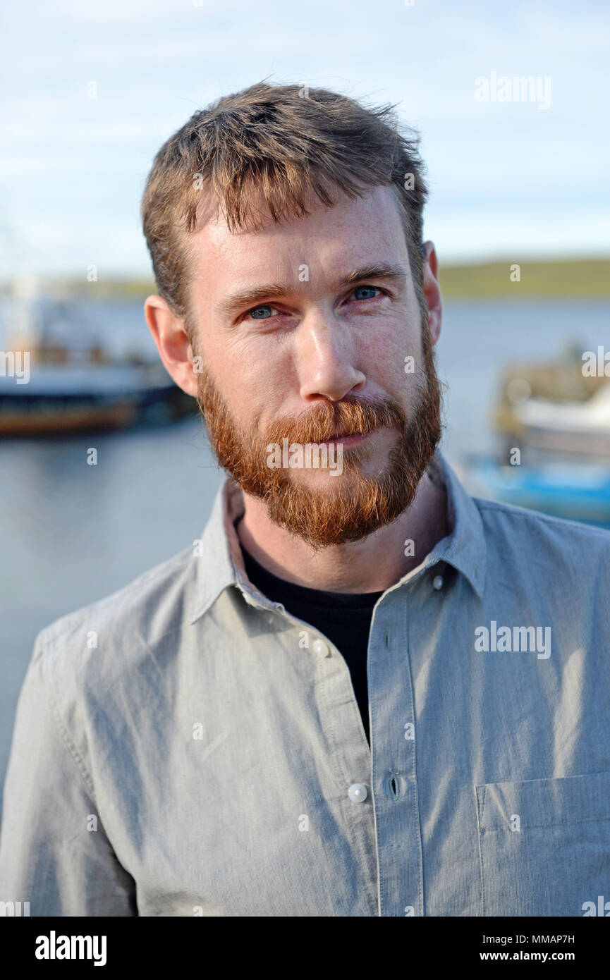 Malachy Tallack autore e scrittore in Shetland per un suo libro lancia Foto Stock