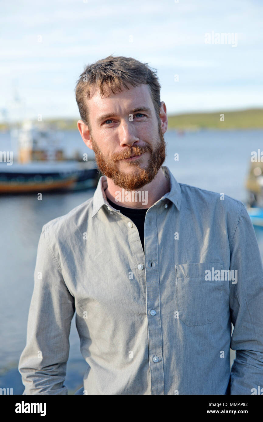 Malachy Tallack autore e scrittore in Shetland per un suo libro lancia Foto Stock