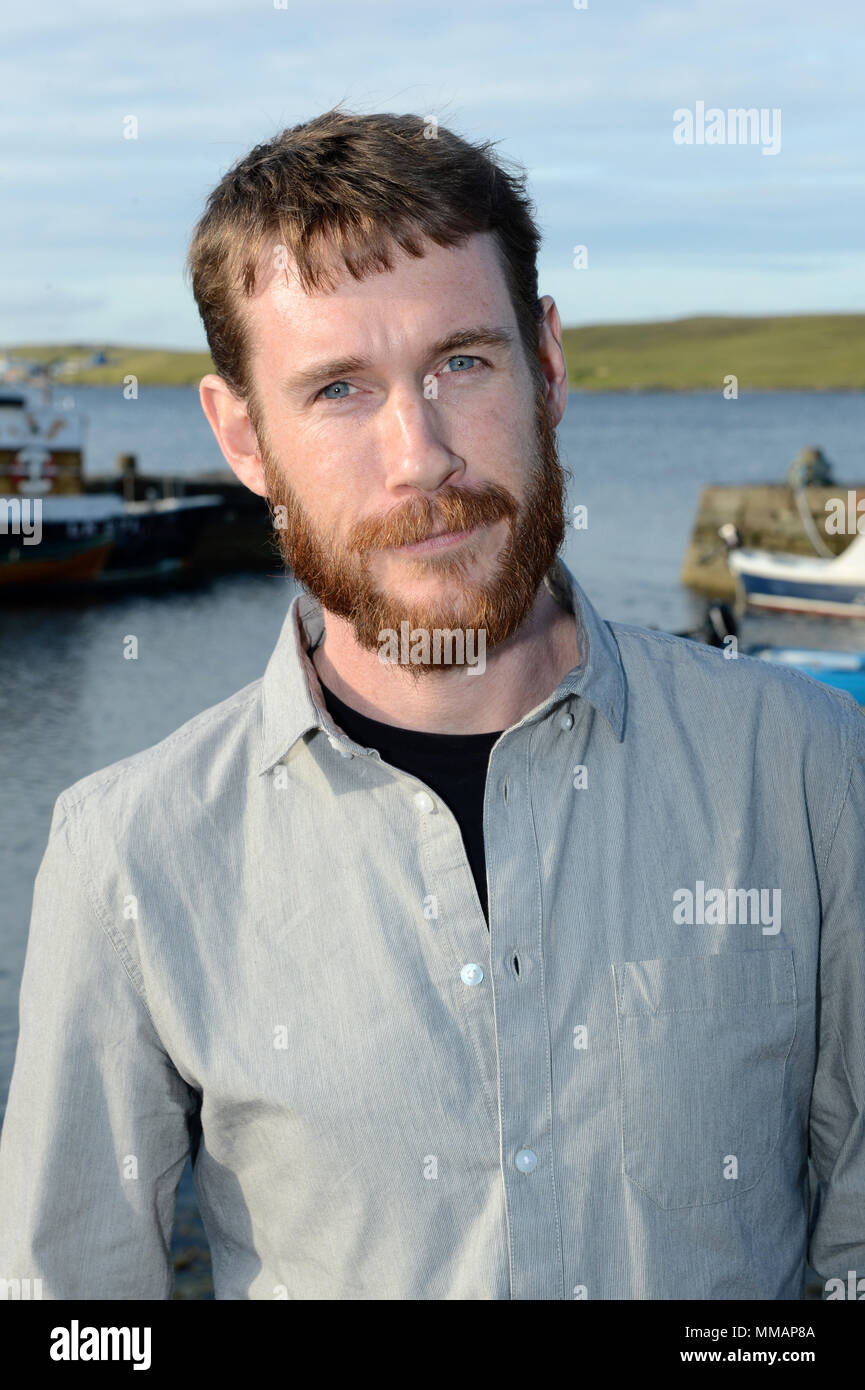 Malachy Tallack autore e scrittore in Shetland per un suo libro lancia Foto Stock