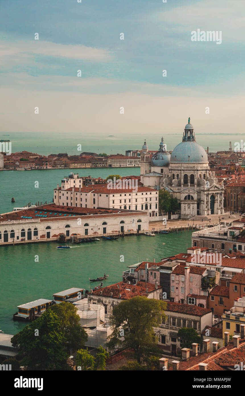 Vista su Bazilica di Santa Maria della Salute da Piazza San Marco Foto Stock