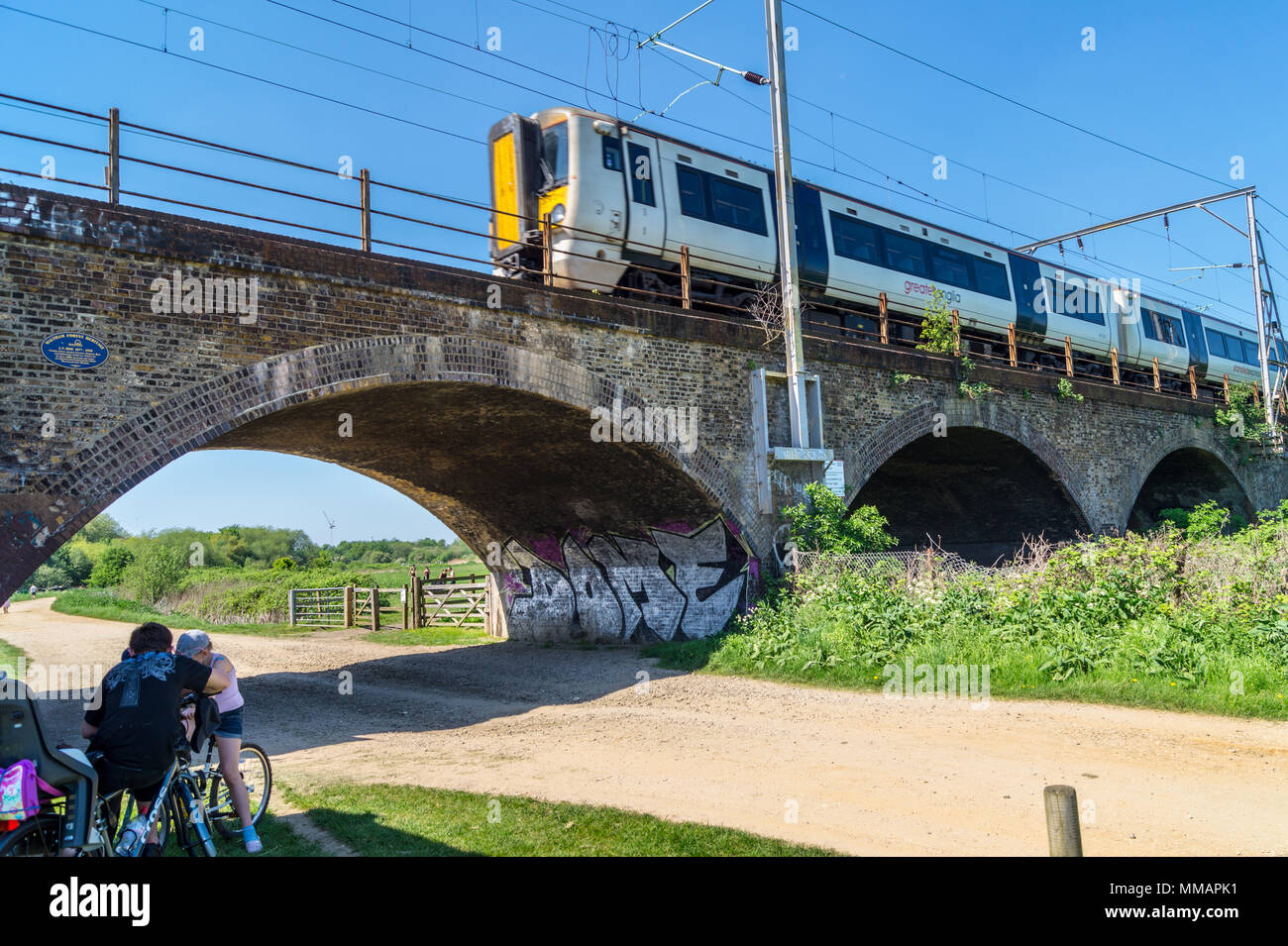 Classe 379 Electrostar treno ferroviario di attraversamento degli archi utilizzati da A.V. Il Roe per assemblare il Roe 1 triplano nel 1909, Walthamstow paludi, London Inghilterra England Foto Stock Classe 379 Electrostar treno ferroviario di attraversamento degli archi utilizzati da A.V. Il Roe per assemblare il Roe 1 triplano nel 1909, Walthamstow paludi, London Inghilterra England Foto Stock