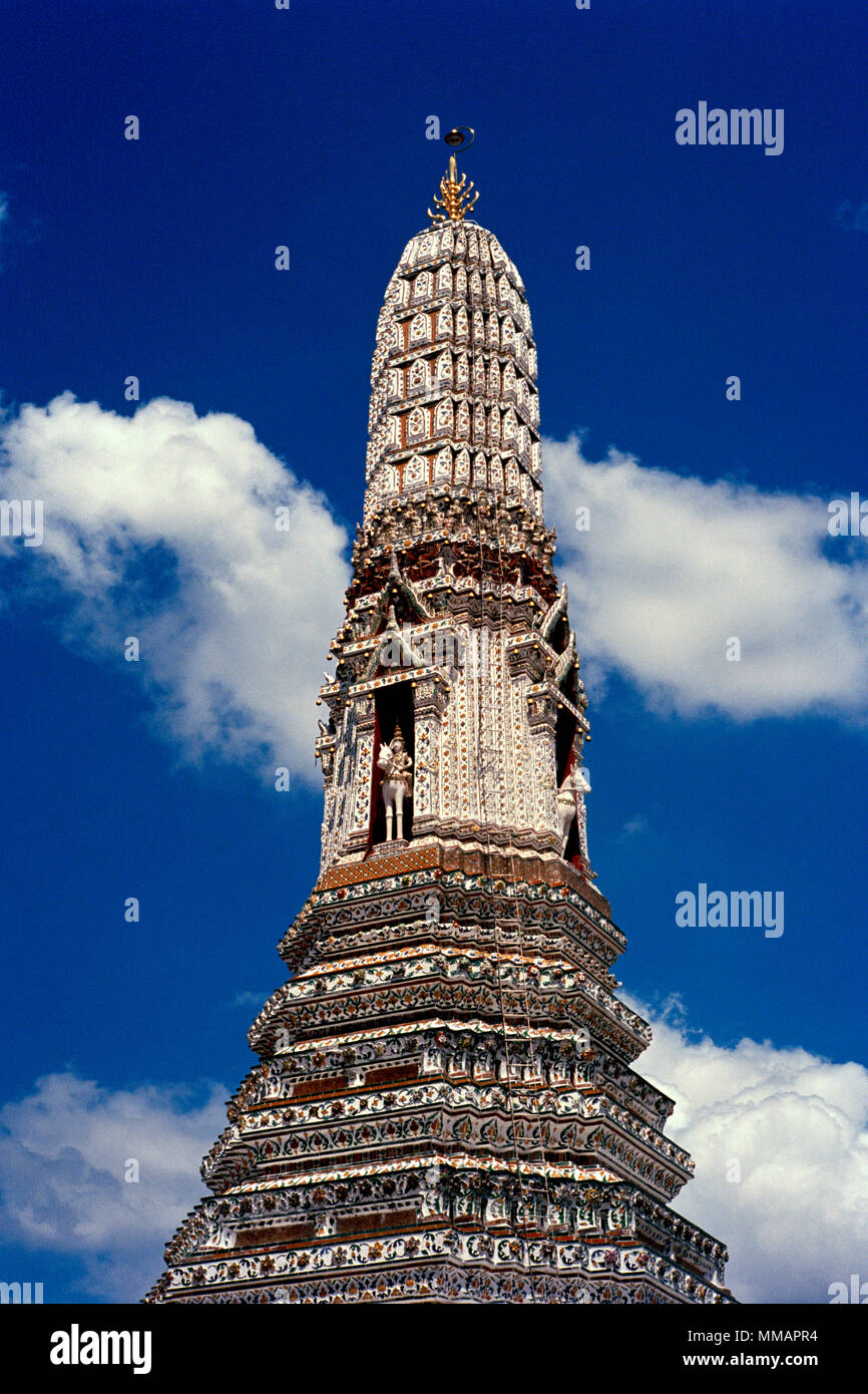 Tempio buddista di Tempio di Dawn - Wat Arun tempio a Bangkok Yai Thonburi a Bangkok in Tailandia in Asia del sud-est in Estremo Oriente. Edificio di Architettura Arte Travel Foto Stock