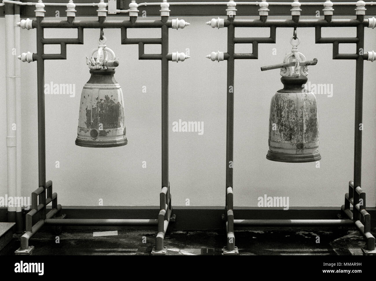Campana del tempio di Wat Suan Phlu tempio a Bangkok in Tailandia in Asia del sud-est in Estremo Oriente. Bells serenità Travel B&W Foto Stock