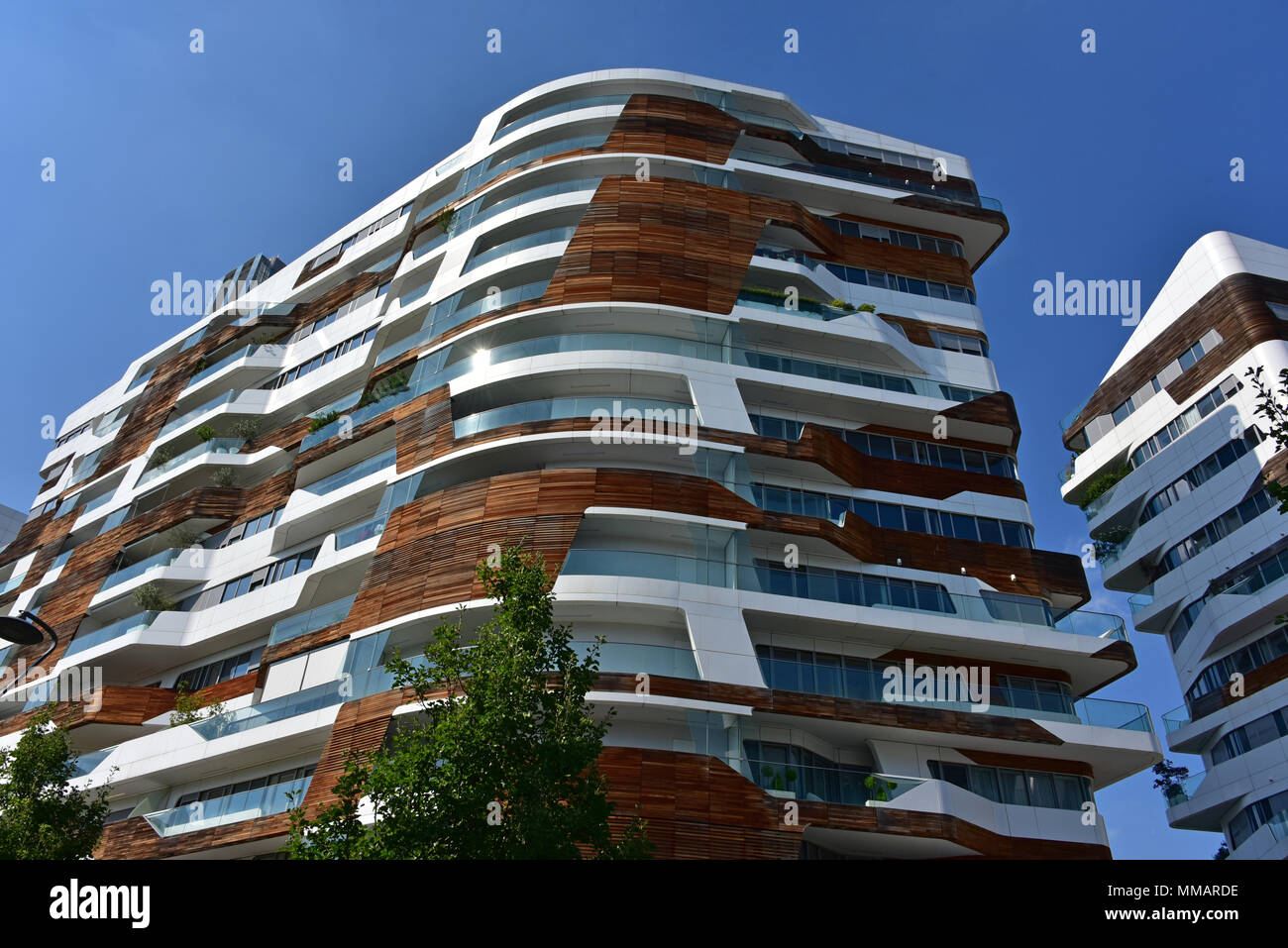 CityLife Milano complesso residenziale, vista guardando in alto mostra diversi tipi di balcone, da Zaha Hadid, Milano, Italia Foto Stock