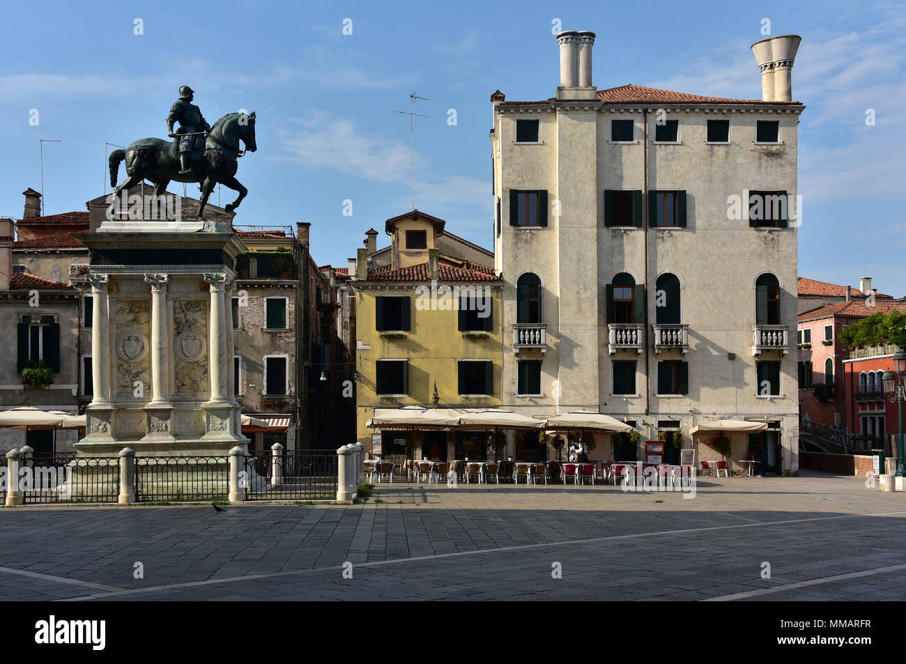 Campo Santi Giovanni e Paolo a sunrise, mostrando la statua equestre di Bartolomeo Colleoni a sinistra, Venezia, Italia Foto Stock