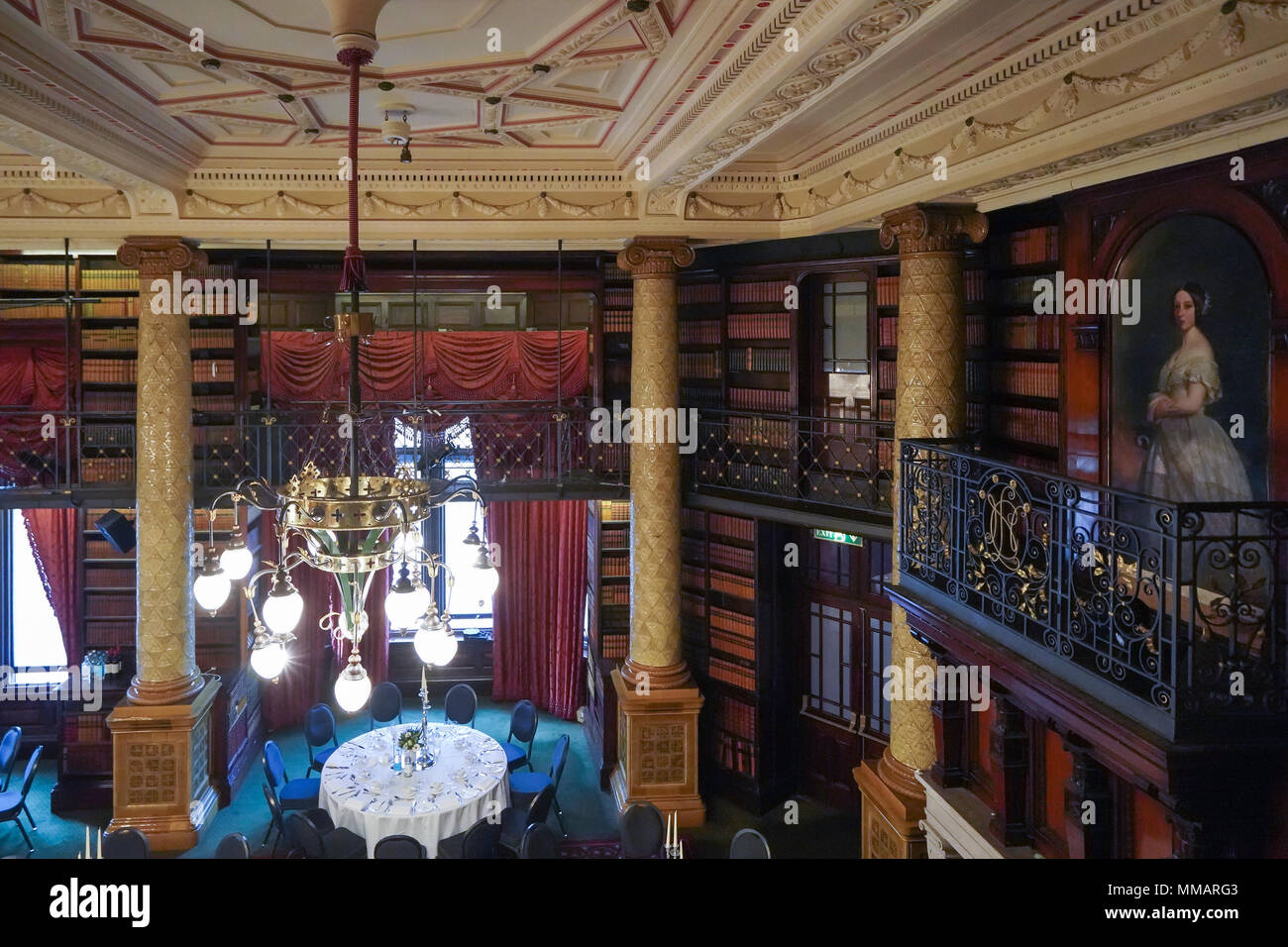 La sala da pranzo e al terzo piano del liberale Nazionale Club a 1 Whitehall Place in Westminster, Londra. Foto Data: Sabato, 21 aprile 2018. Pho Foto Stock