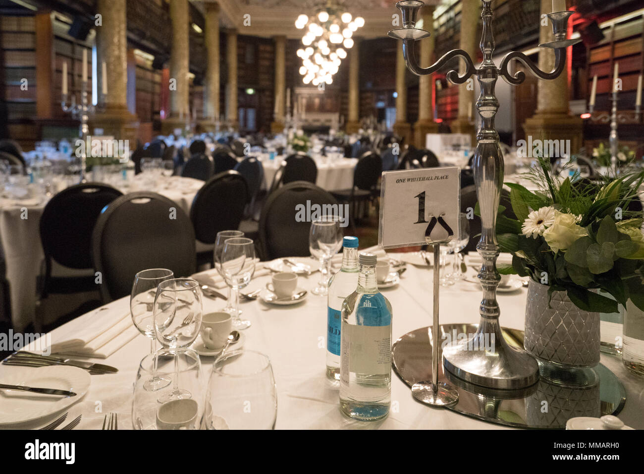La sala da pranzo e al terzo piano del liberale Nazionale Club a 1 Whitehall Place in Westminster, Londra. Foto Data: Sabato, 21 aprile 2018. Pho Foto Stock