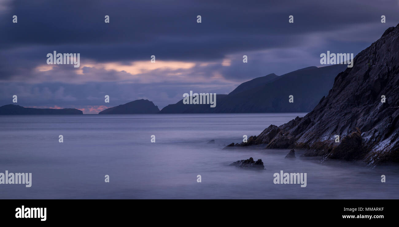 La costa della penisola di Dingle a Slea Head con isole Blasket al di là della Contea di Kerry, Repubblica di Irlanda Foto Stock