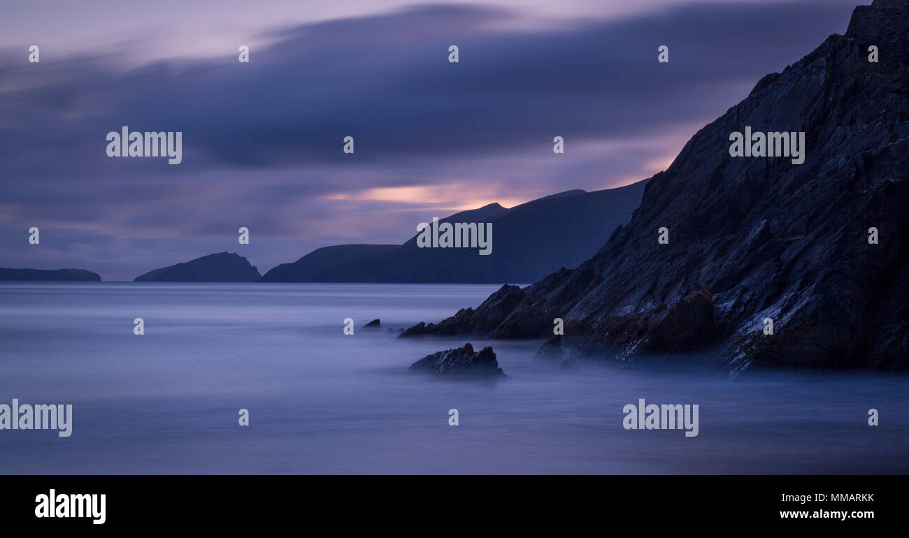 La costa della penisola di Dingle a Slea Head con isole Blasket al di là della Contea di Kerry, Repubblica di Irlanda Foto Stock