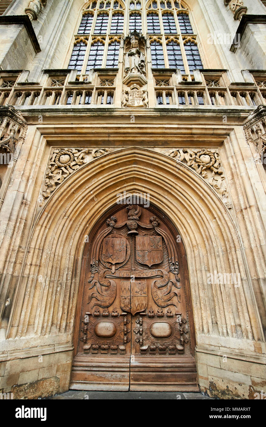 Grandi scolpiti ovest porta anteriore dell Abbazia di Bath sotto la statua di Enrico VII Bath England Regno Unito Foto Stock