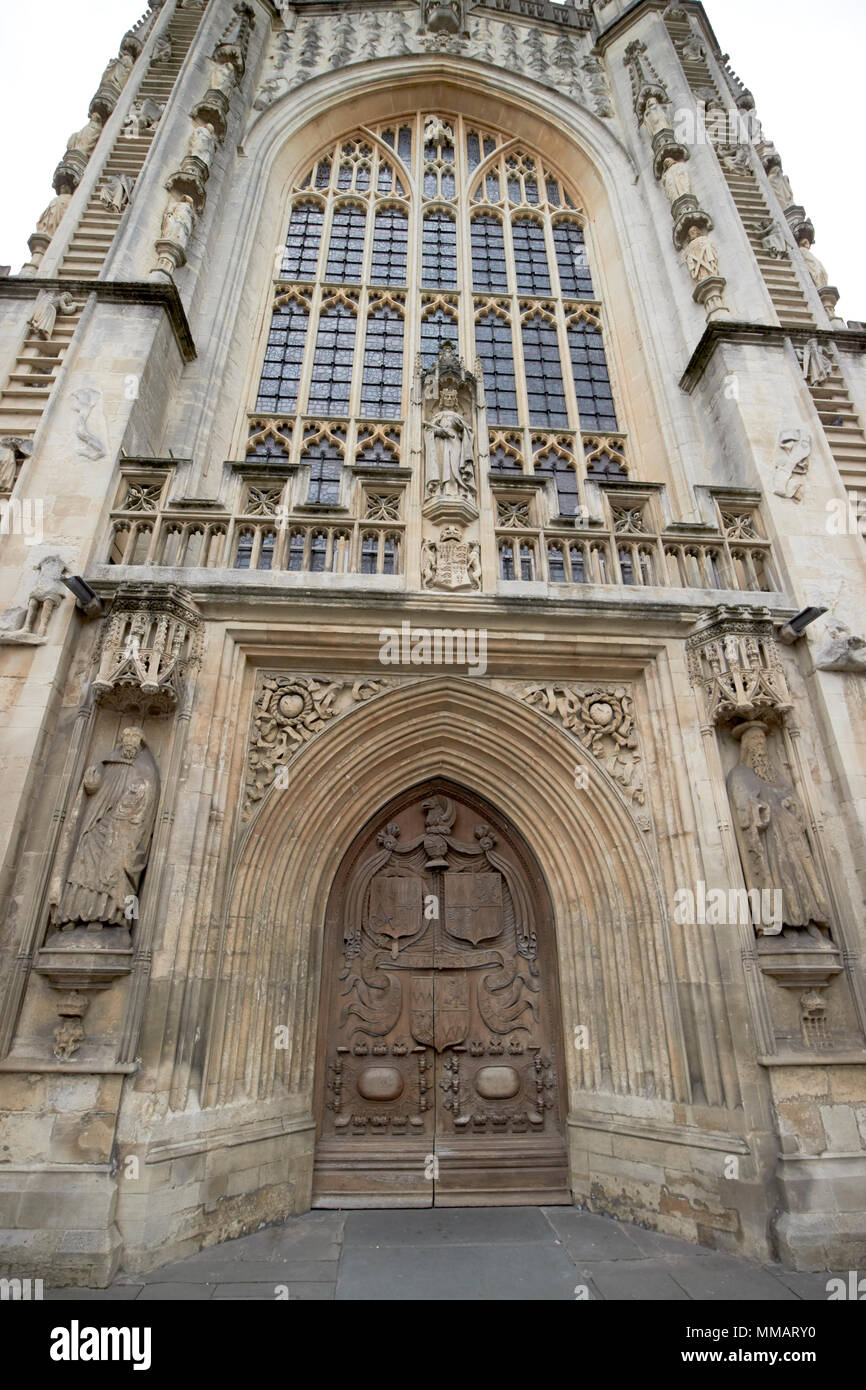 Le statue di San Pietro e di san Paolo su entrambi i lati del grande ovest intagliato sportello anteriore della Abbazia di Bath sotto la statua di Enrico VII Bath England Regno Unito Foto Stock