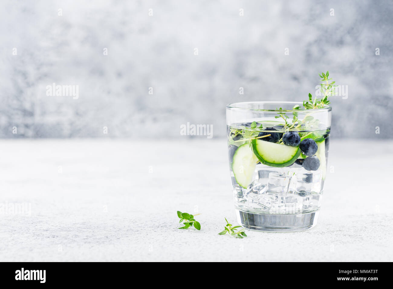 Detox infuso acqua aromatizzata con mirtillo, cetriolo e timo su sfondo bianco. Estivo rinfrescante cocktail fatti in casa Foto Stock