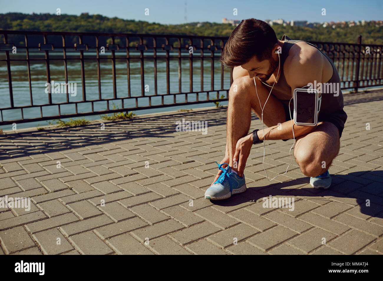 Pregiudizio, stretching, livido su una corsa in un runner Foto Stock