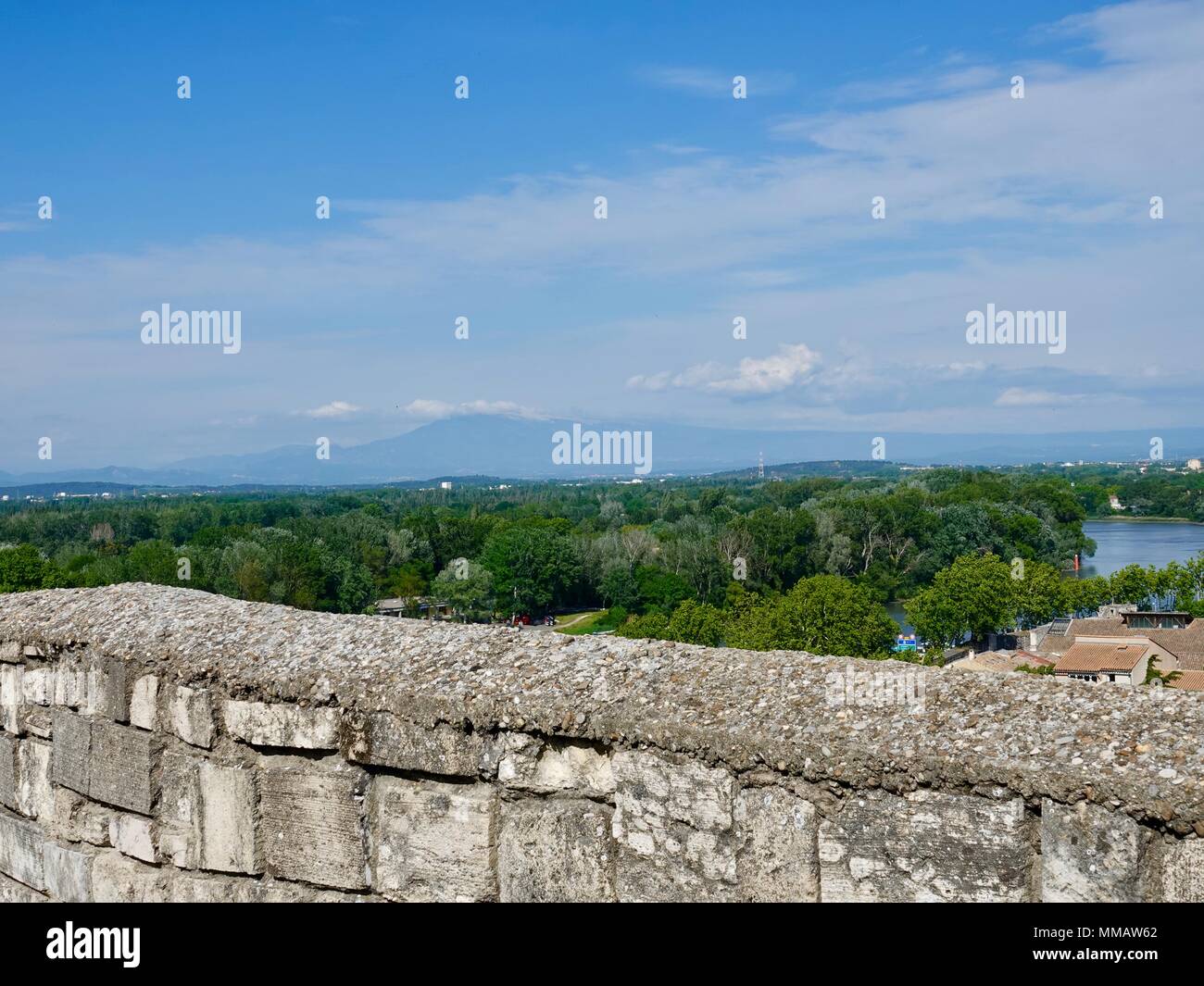 Guardando attraverso il Rodano verso il Monte Ventoux dal punto più alto a Avignon, Francia Foto Stock