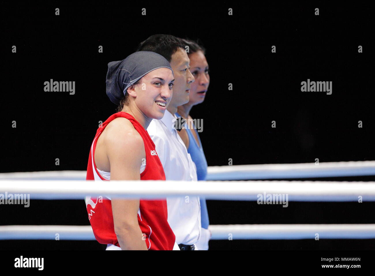 Lo Sport del Regno Unito - Londra 2012 Olympic test event di pugilato, Marenda Romina via vs Adela Celeste Peralta, Excel di Londra. Il 25 novembre 2011 Foto Stock