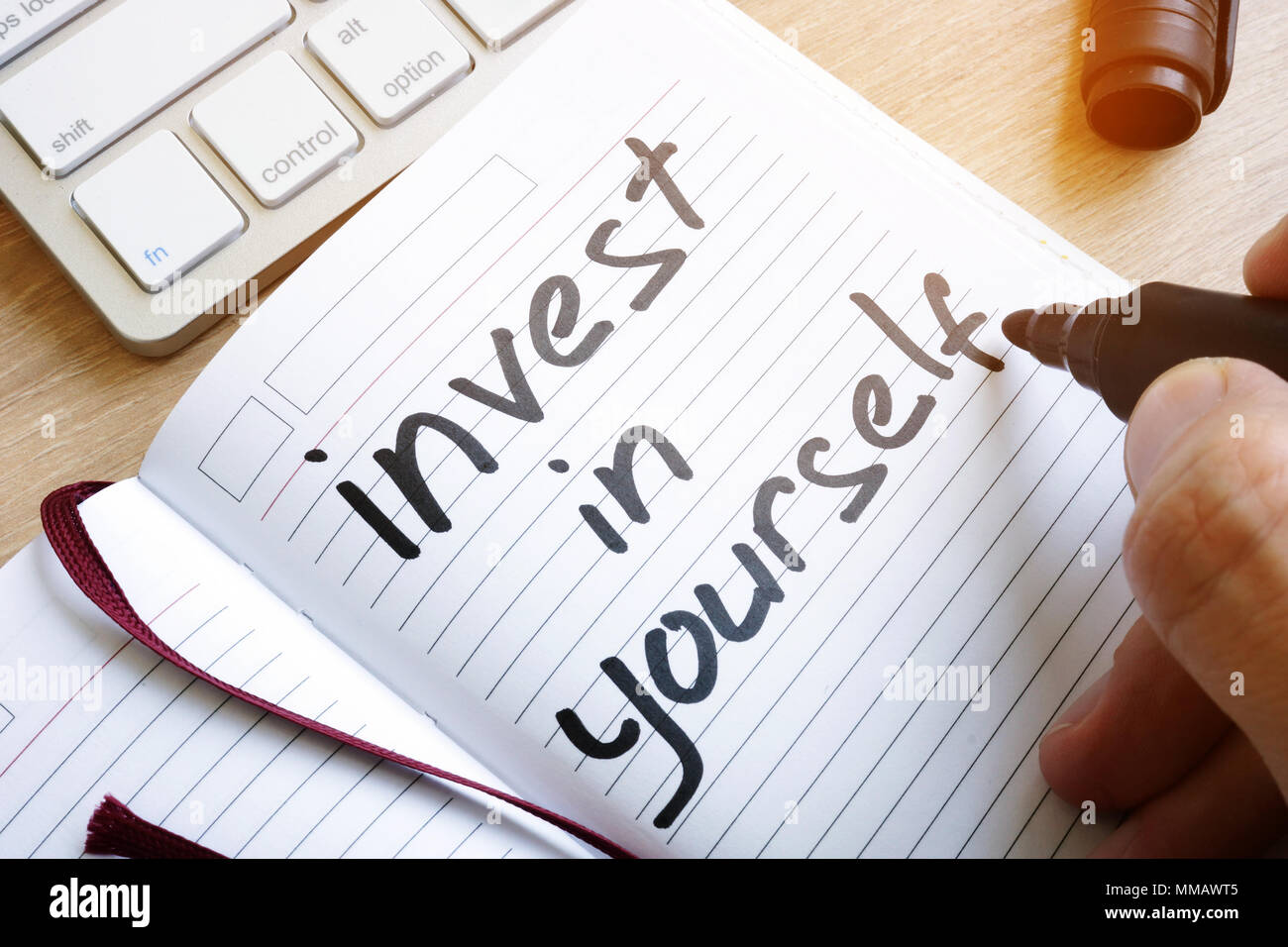 L uomo è la scrittura di investire in te stesso in una nota. Foto Stock