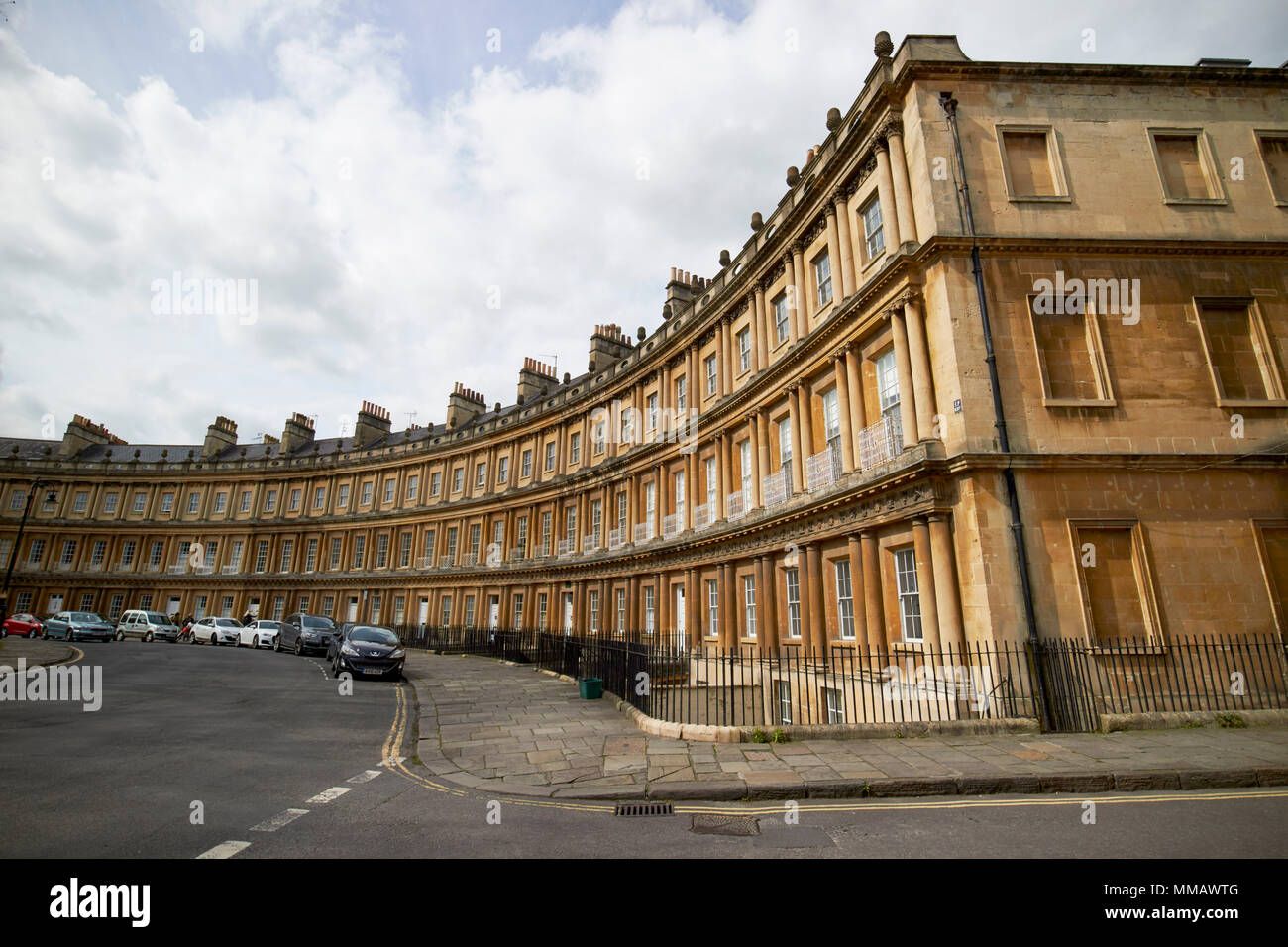 Il circo circolare curvata strada storica di residenze georgiane in Bath England Regno Unito Foto Stock