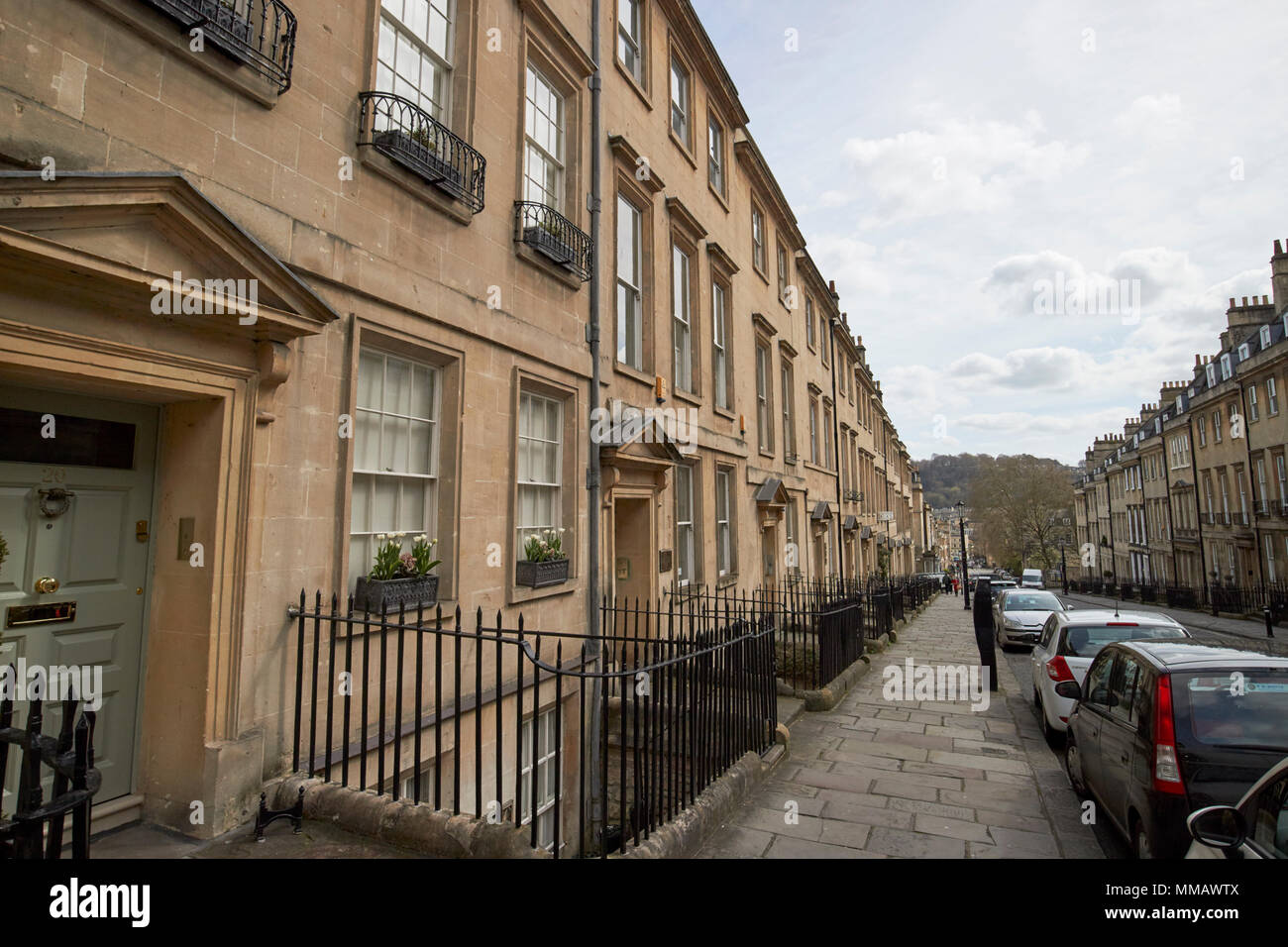 A 3 piani degli edifici in stile georgiano sulla ripida strada gay in Inghilterra Bath Regno Unito Foto Stock