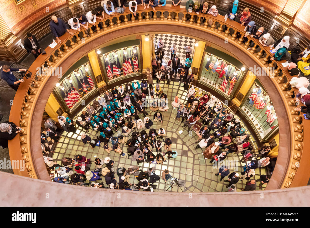 Lansing, Michigan - musulmana di alta scuola gli studenti visitano il Michigan State Capitol come parte del Michigan annuale musulmano giorno Capitol. Foto Stock