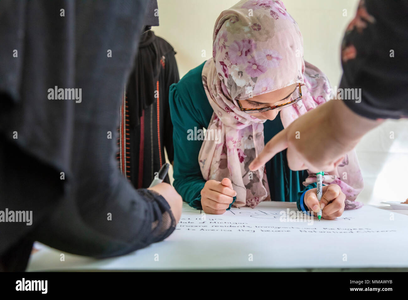 Lansing, Michigan - presso il Michigan State Capitol, Musulmana di alta scuola gli studenti discutono i termini della legislazione che vorrebbero la legislatura di pas Foto Stock