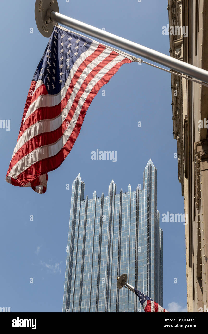 PPG Place, visto dal 4° Avenue con bandiera americana, Pittsburgh, PA Foto Stock