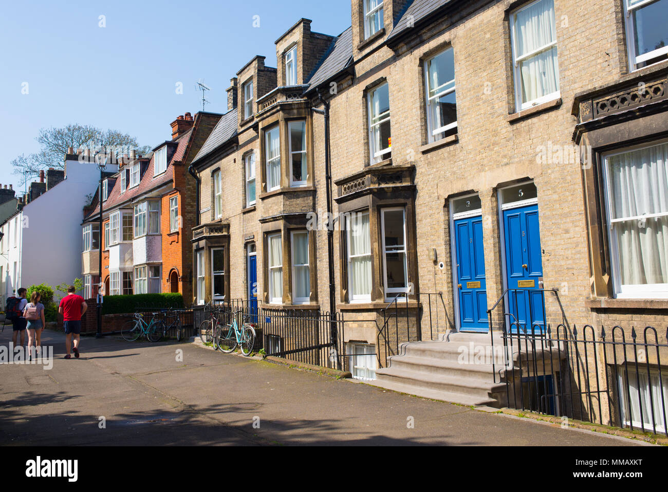 Cambridge, Regno Unito - Aprile 2018. Tipica strada britannica con il classico inglese case vittoriane con porte colorate in una giornata di sole Foto Stock