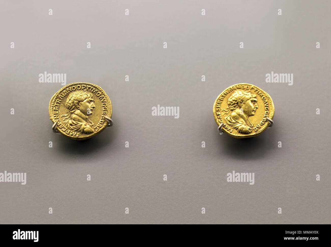 Merida, Spagna - Dicembre 20th, 2017: oro imperiale romana monete con il Busto di imperatore Traianus. Museo Nazionale di Arte Romana di Merida, Spagna Foto Stock