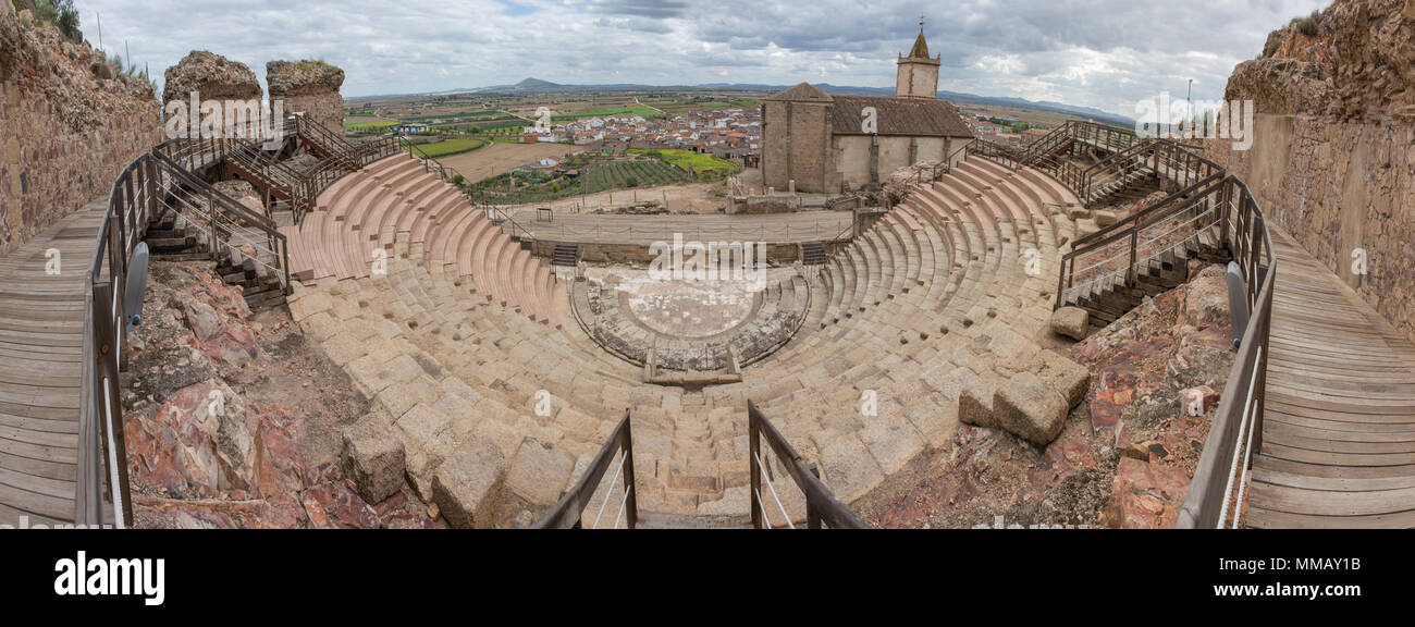Medellin teatro romano panoramica, Estremadura, Spagna. Scattato dalla tribuna superiore Foto Stock