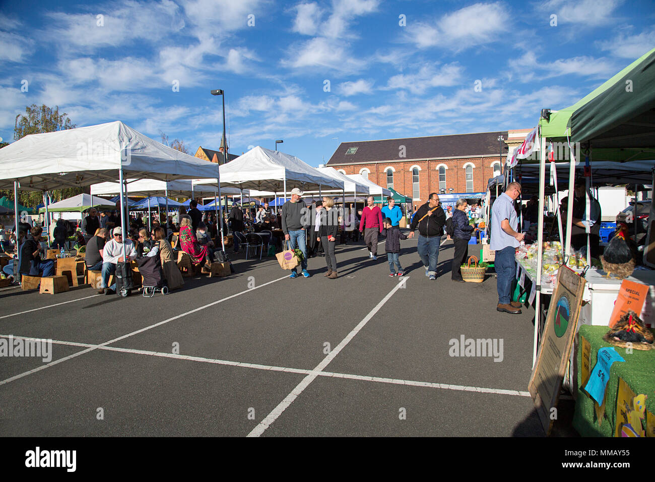 Launceston, Tasmania, Australia: 31 Marzo 2018: il turista a godere la navigazione prodotti freschi nel settimanale mercato agricolo a Launceston centro città. Foto Stock