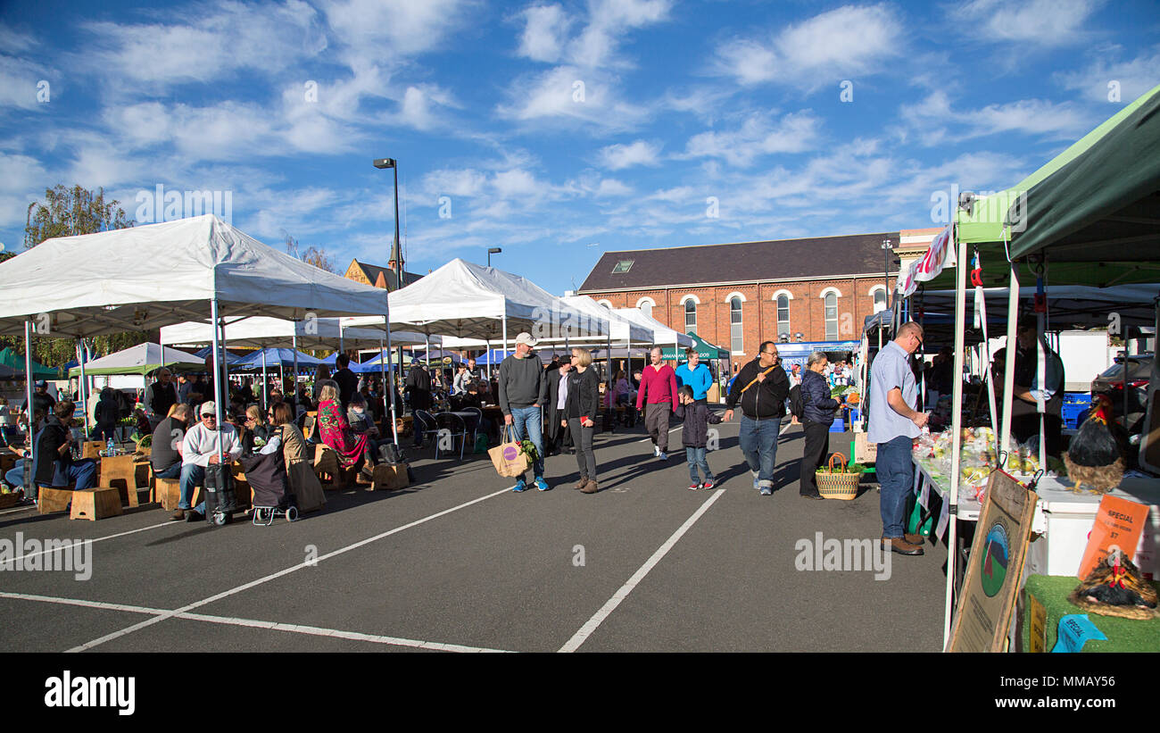 Launceston, Tasmania, Australia: 31 Marzo 2018: il turista a godere la navigazione prodotti freschi nel settimanale mercato agricolo a Launceston centro città. Foto Stock