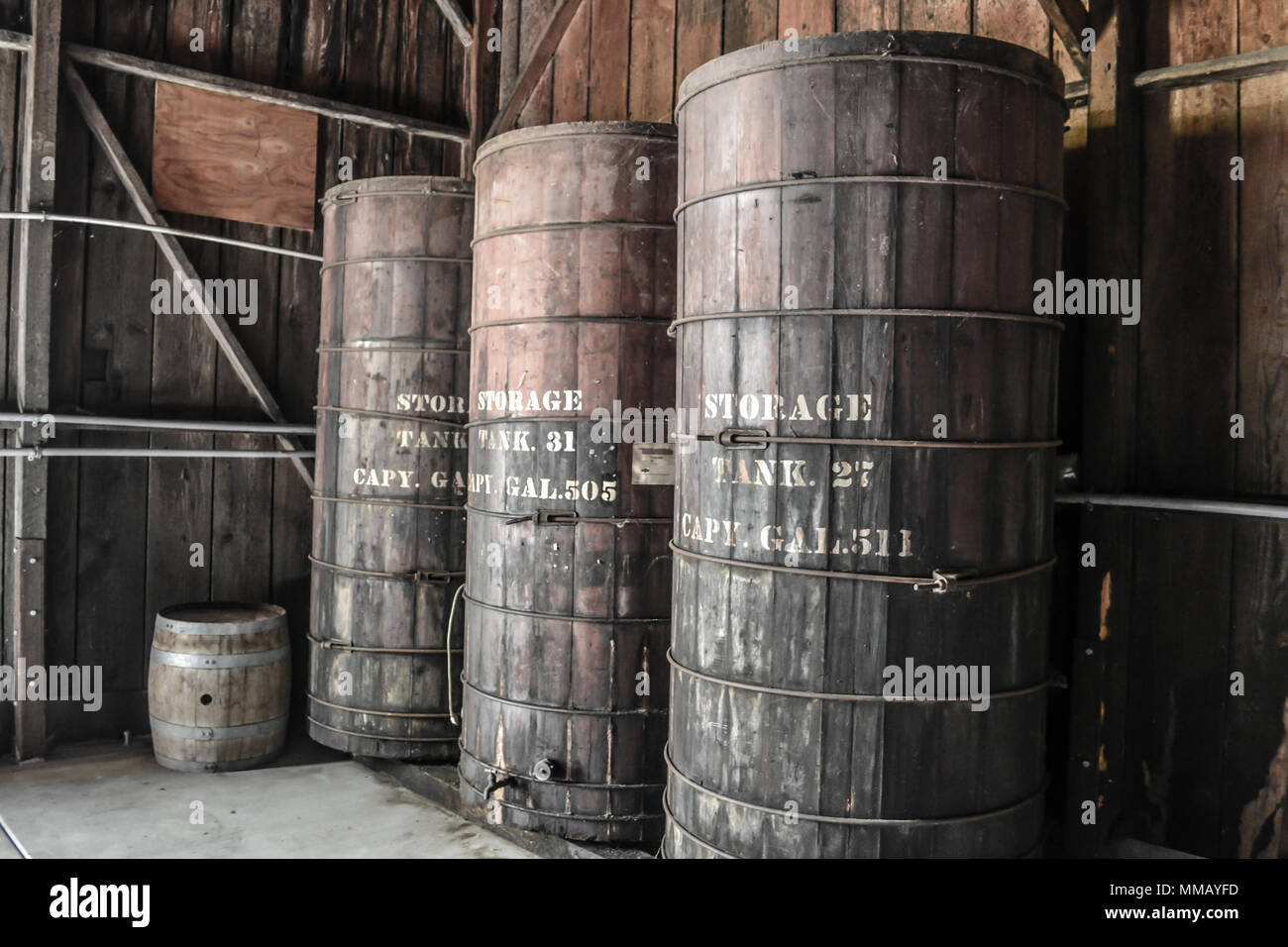 Rancho Bernardo in California - la più antica cantina di lavoro. Vintage scene arrugginita farm equipment per mulini a vento pigramente di filatura nella brezza. Fiori Foto Stock