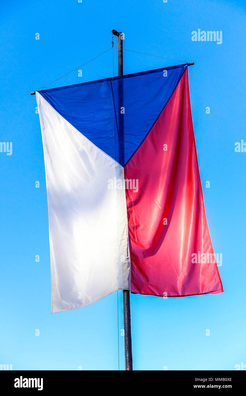 Bandiera della Repubblica ceca su un pennone Foto Stock