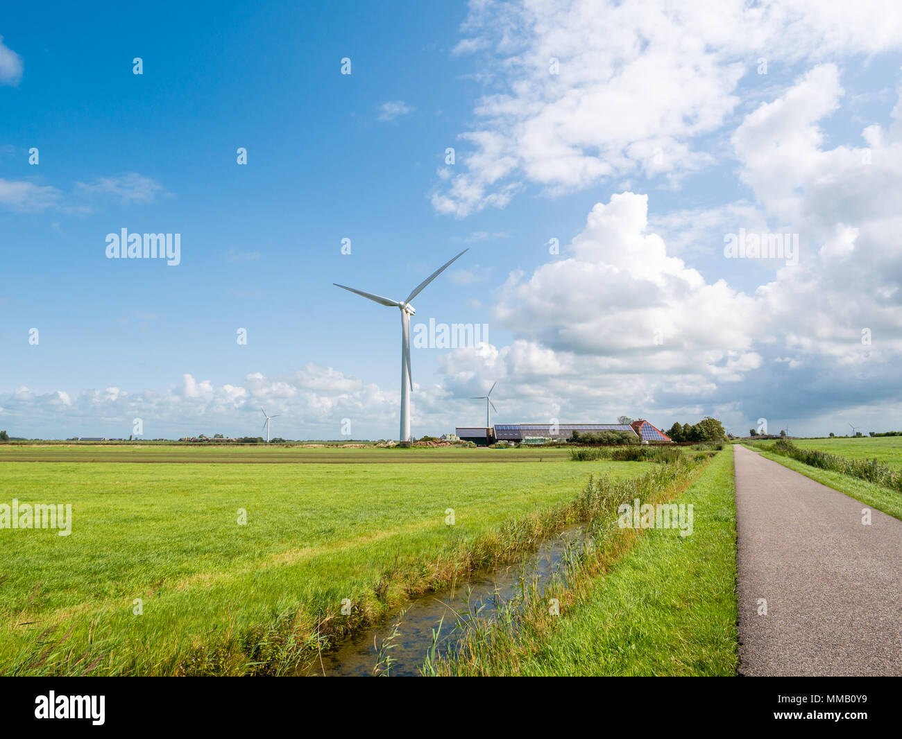 Agriturismo con pannelli solari e generatore eolico in polder vicino a Makkum, Friesland, Paesi Bassi Foto Stock