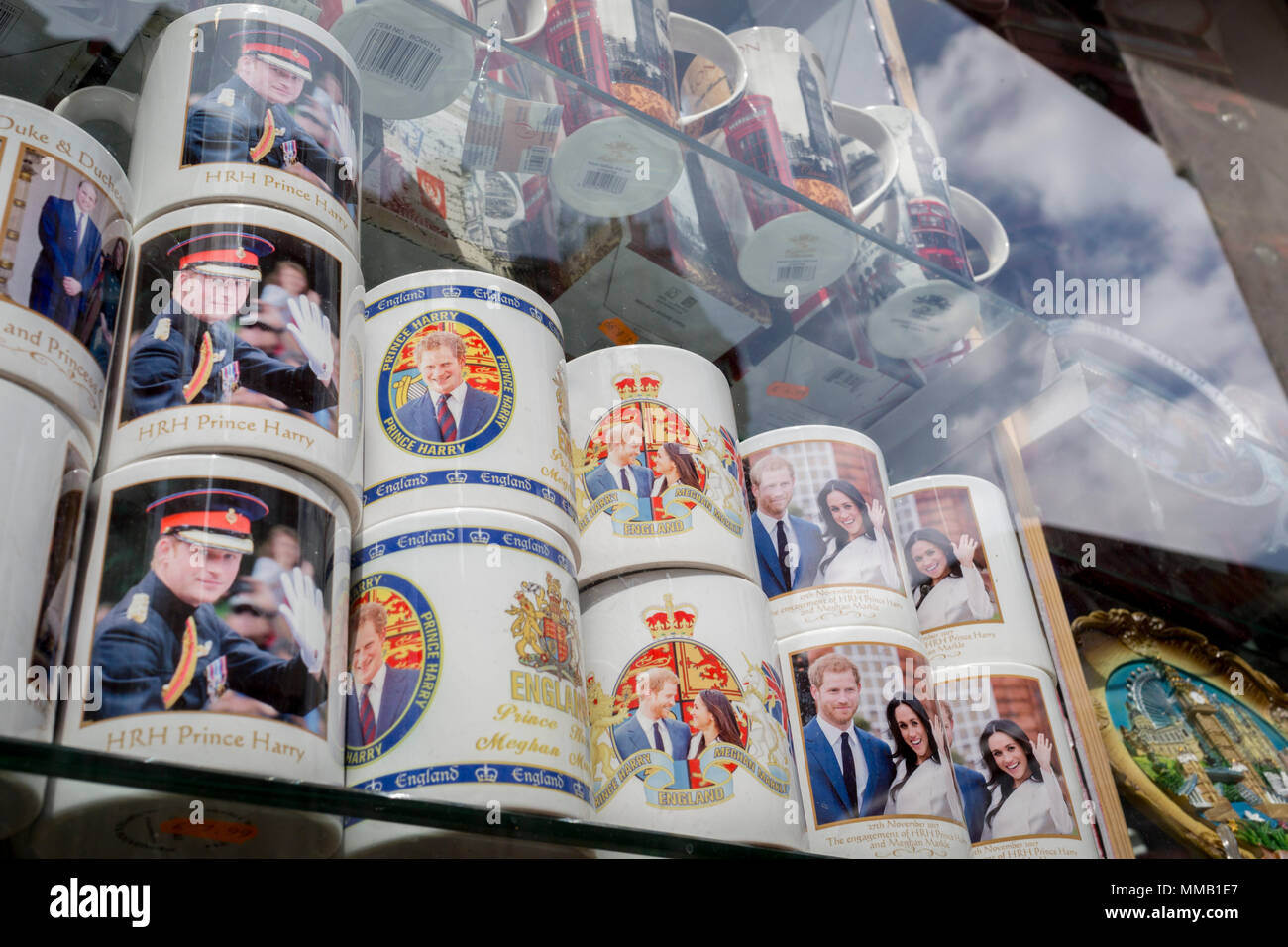 Una settimana prima del Royal Wedding tra il principe Harry e Meghan Markle, le loro facce adornano tazze nella finestra di un turista gingillo negozio vicino a Piccadilly Circus, il 1 maggio a Londra, Inghilterra. Foto Stock