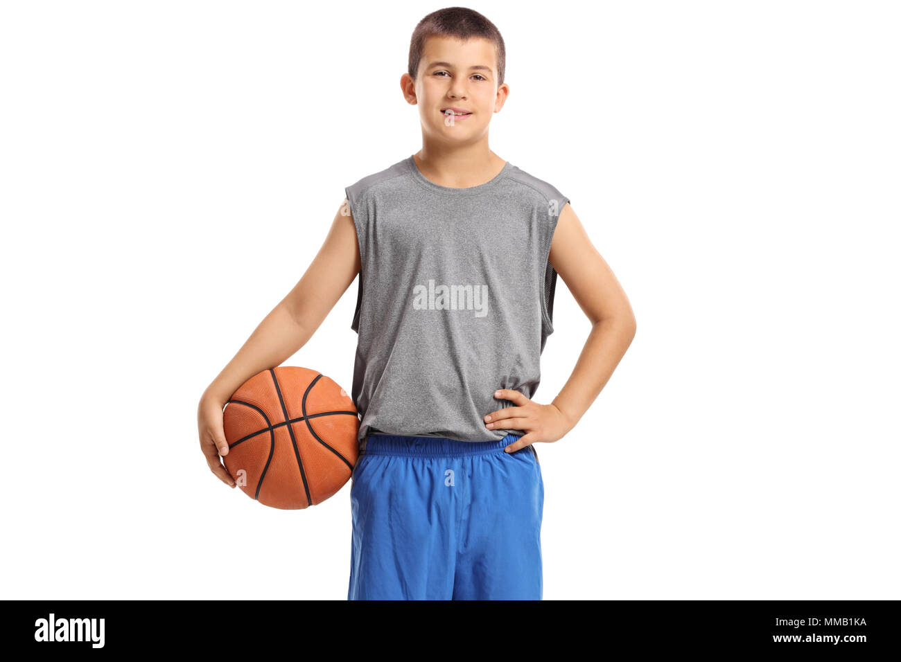 Ragazzo con una palla da basket isolato su sfondo bianco Foto Stock