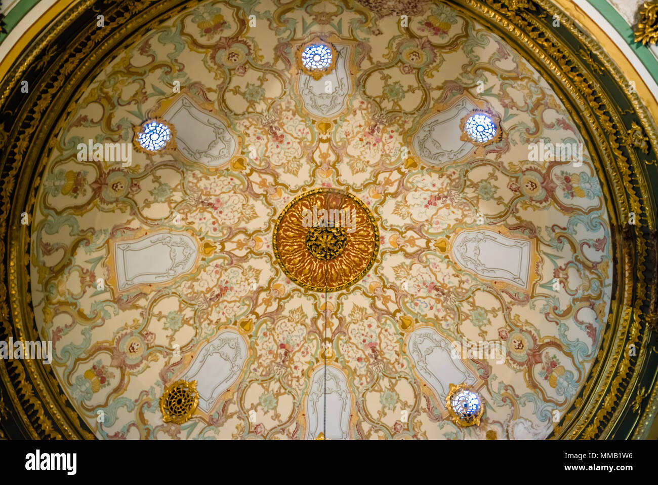 Vista del soffitto a Palazzo Topkapi, il museo grande destinazione,a Istanbul, Turchia. Foto Stock