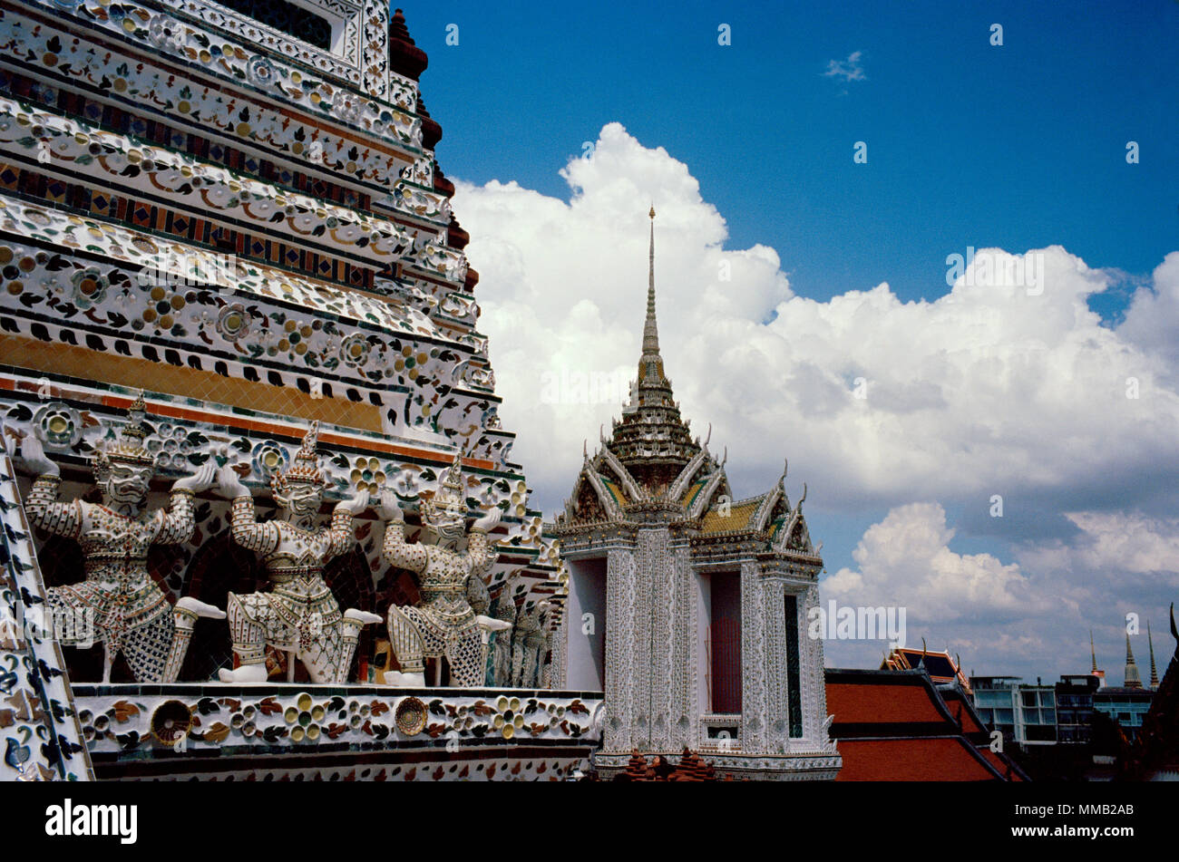 Tempio buddista di Tempio di Dawn - Wat Arun tempio a Bangkok Yai Thonburi a Bangkok in Tailandia in Asia del sud-est in Estremo Oriente. Arte buddhista Colore Colore Travel Foto Stock