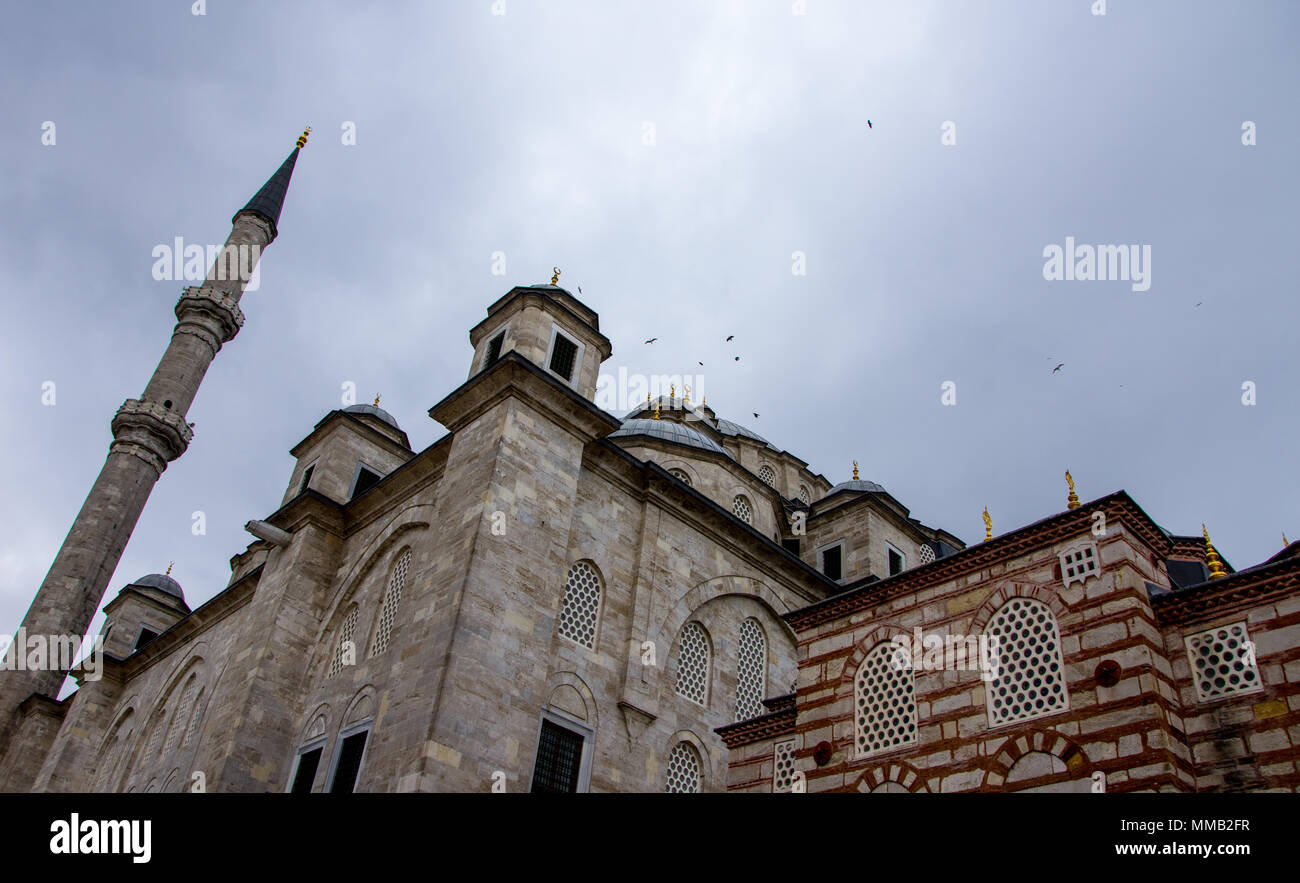 Esterno della famosa Moschea Fatih nella città di Istanbul in Turchia Foto Stock