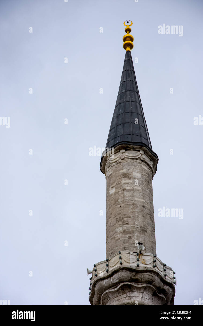 Minareto della famosa Moschea Fatih costruito in Impero ottomano nella città di Istanbul Foto Stock