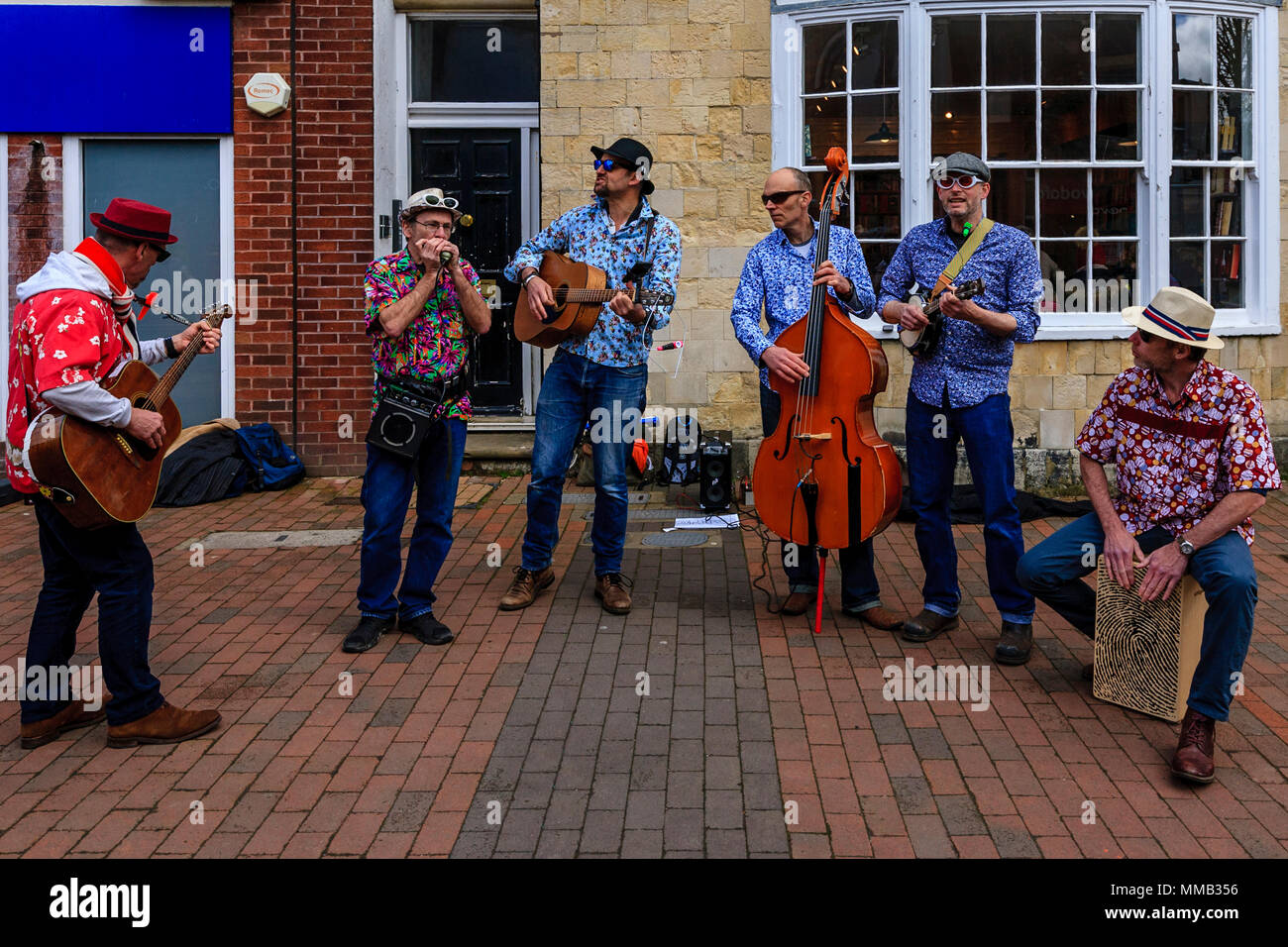 Un gruppo di musicisti che suonano musica In High Street, Lewes, Sussex, Inghilterra Foto Stock
