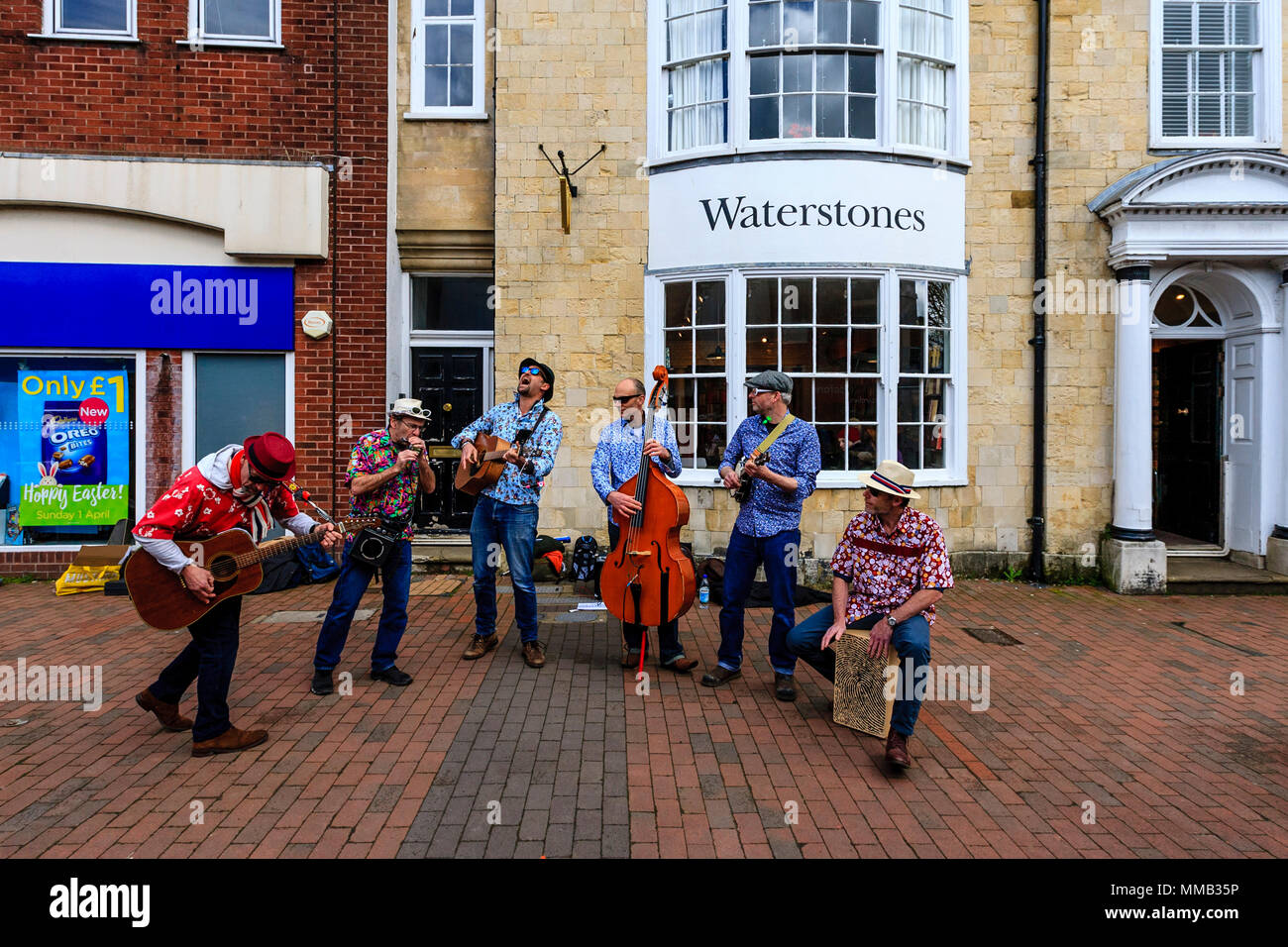 Un gruppo di musicisti che suonano musica In High Street, Lewes, Sussex, Inghilterra Foto Stock