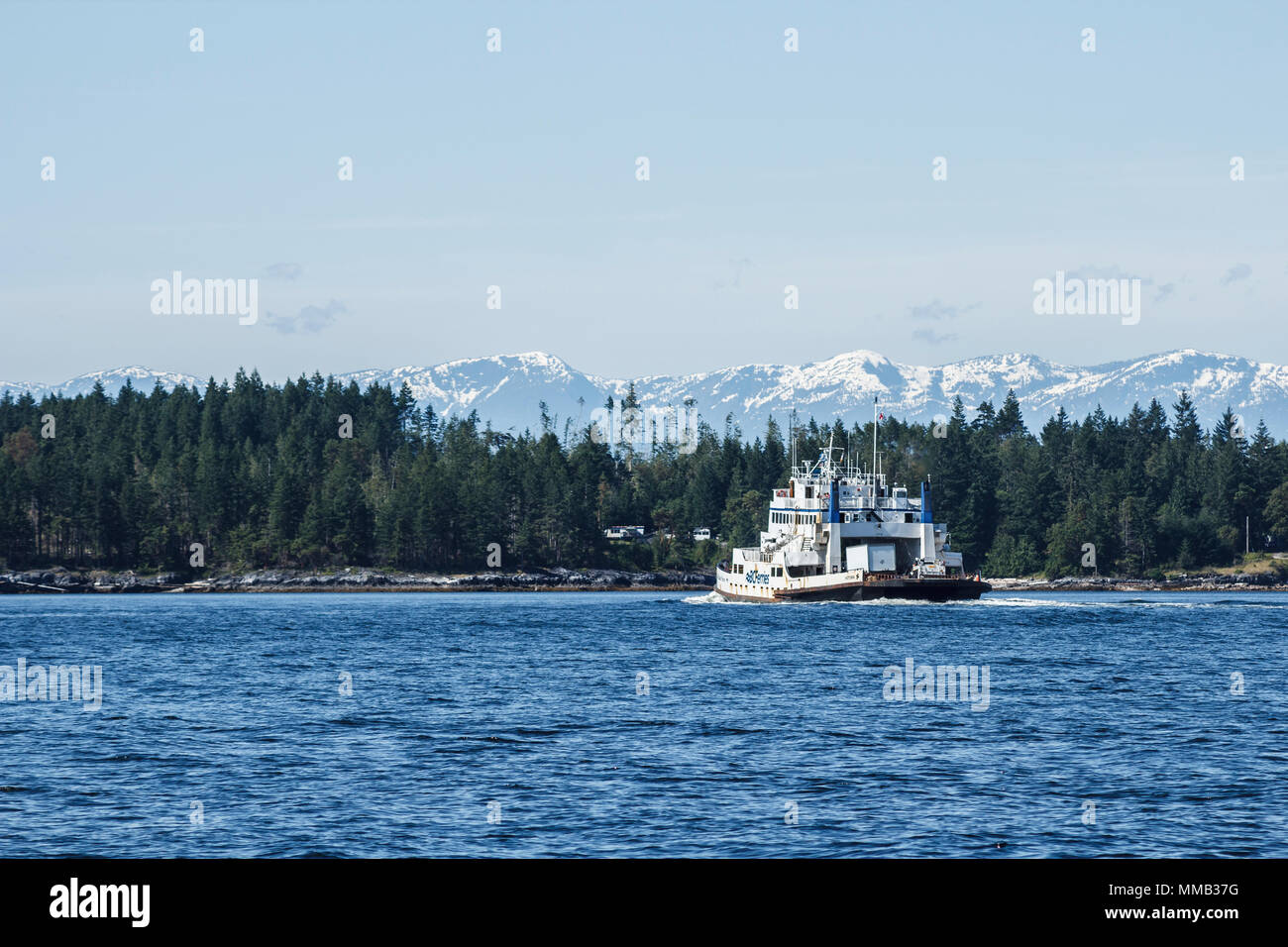 In una luminosa giornata estiva, il BC Ferries nave "North Island Princess" si avvicina Texada isola, con le cime innevate della costa gamma al di là. Foto Stock