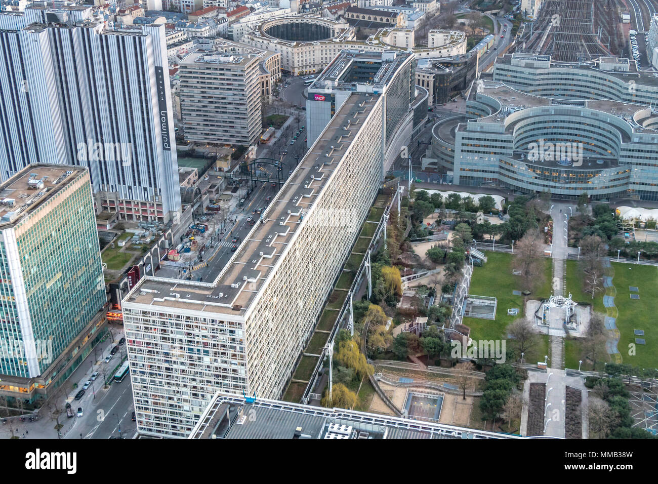 Vista aerea del 'Mouchotte edificio" dalla Tour Montparnasse ,l'Mouchotte edificio è il più grande edificio residenziale di Parigi. Foto Stock