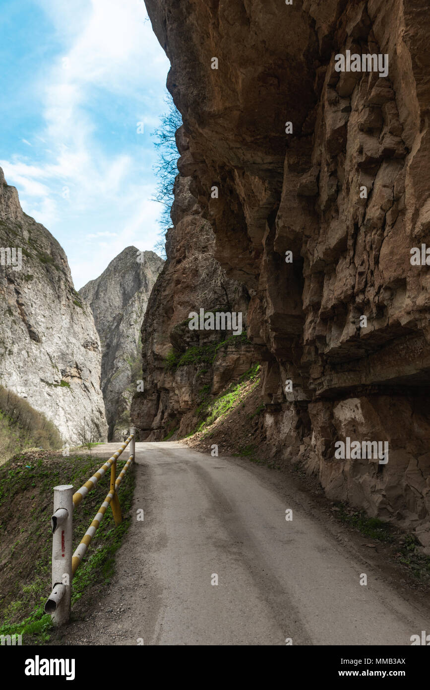 Strada pericolosa in montagna gorge, caduta di sassi Foto Stock