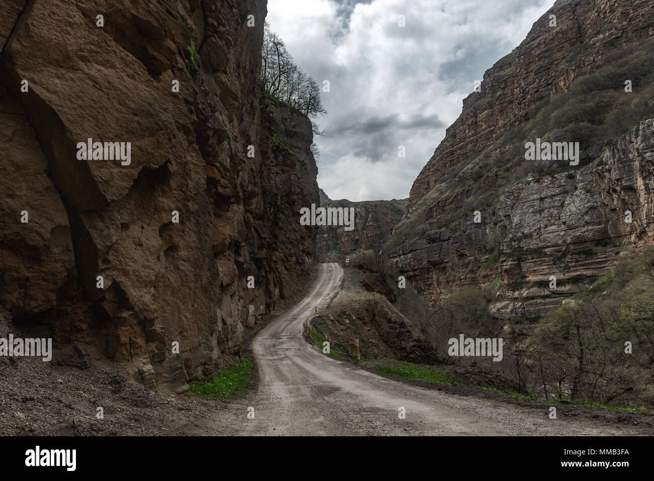 Strada pericolosa in montagna gorge, caduta di sassi Foto Stock