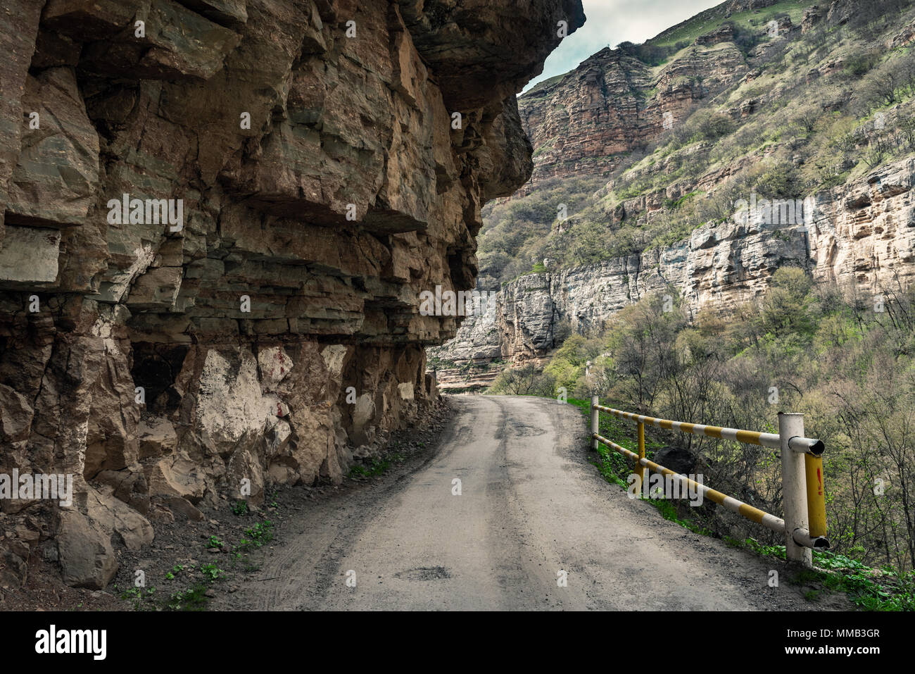 Strada pericolosa in montagna gorge, caduta di sassi Foto Stock